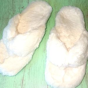 Vionic white fuzzy flipper slippers sz 7